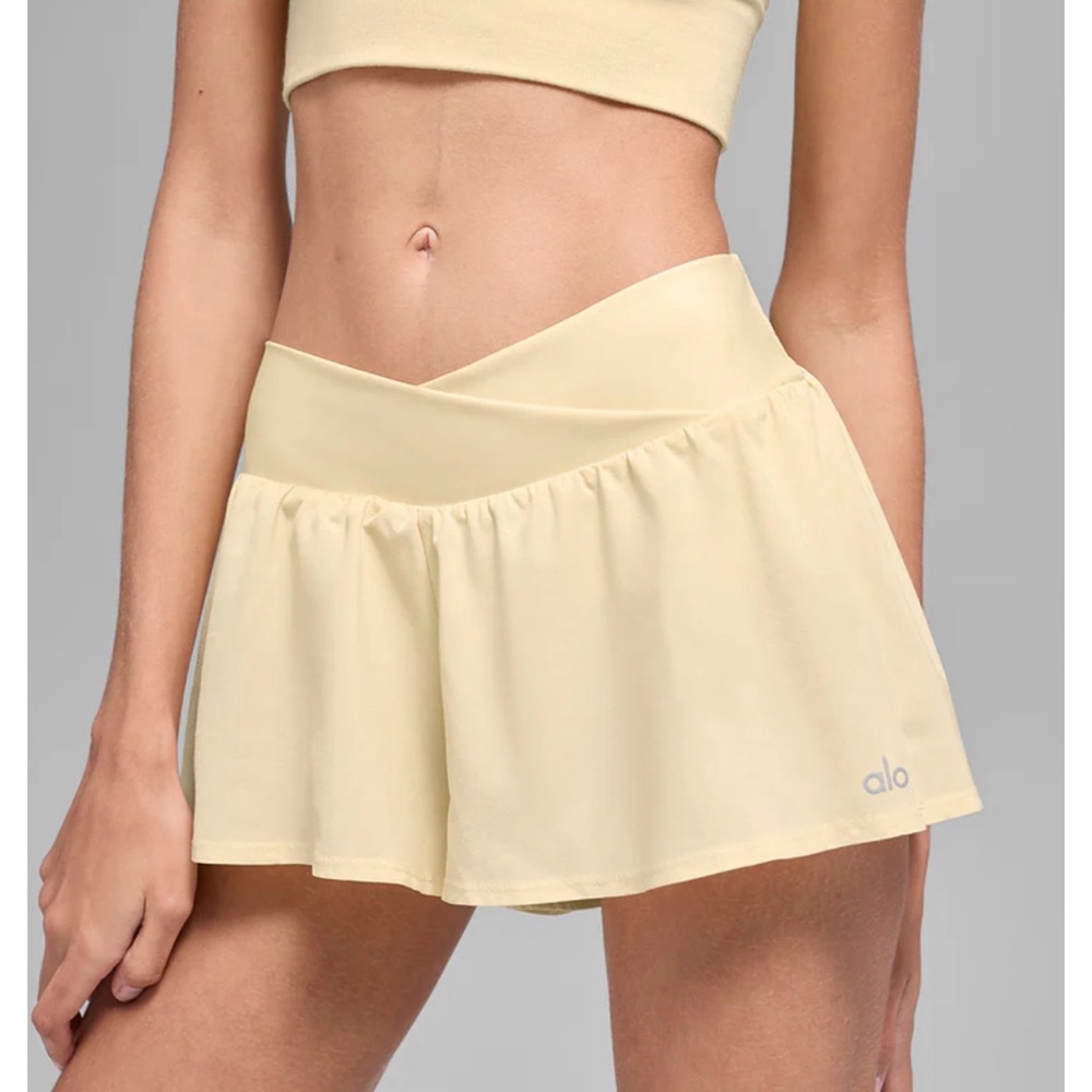 BEST SELLER Alo yoga candlelight yellow v-cute running short